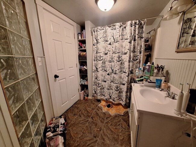 Building Photo - Large 3 Bedroom Open August