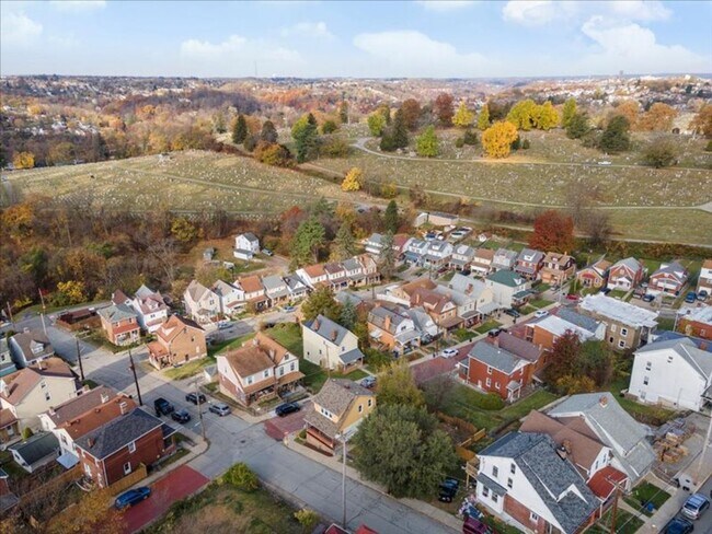 Building Photo - Updated 2 Bed, 1.5 Bath Home in Carrick For Rent – Move-In Ready