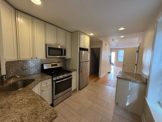 Building Photo - Charming Brick Rowhome Brewerytown