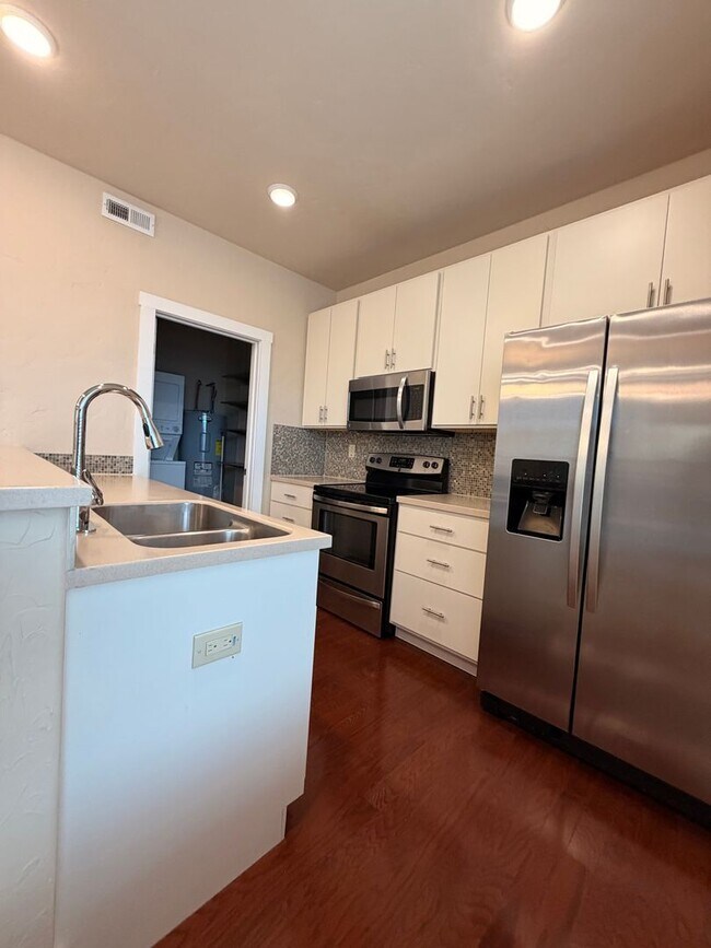 Building Photo - 525 E Kiowa St