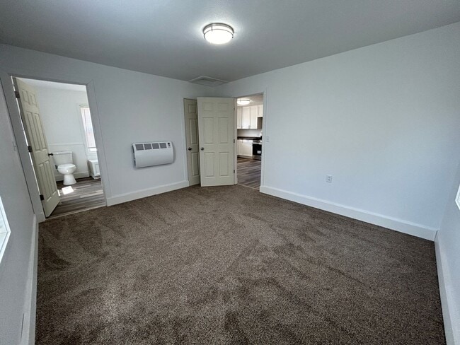 Building Photo - 3 Bedroom 1 Bath Beautiful House with Fenced Yard & Garage