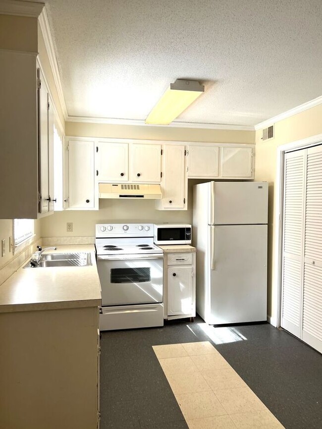 Building Photo - Two story duplex home! feels private like ...