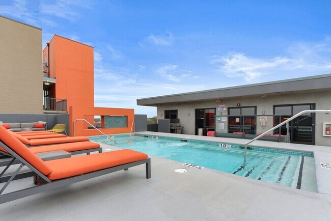 Building Photo - Awesome 1BR Loft Style Condo Overlooking M...