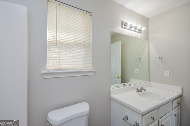 Building Photo - 325 Coral Cir