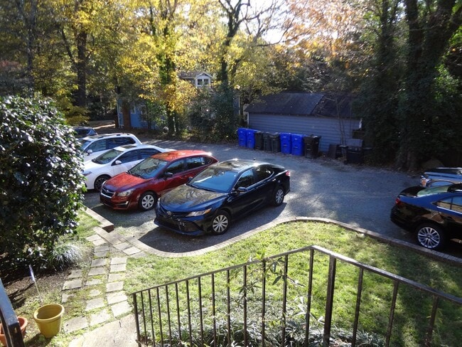 Building Photo - Clean, bright townhouse near UNC and hospitals