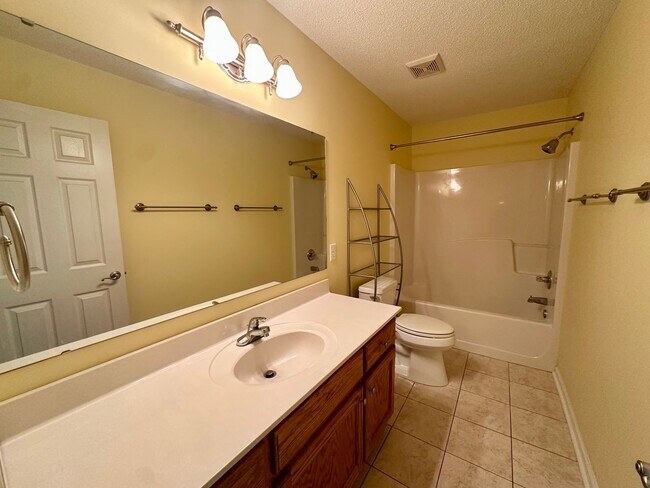 Building Photo - Williamsburg Subdivision!