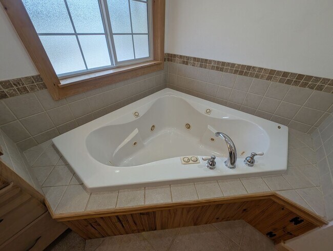 Building Photo - Spacious 4BR Home Near Sacheen & Davis Lake