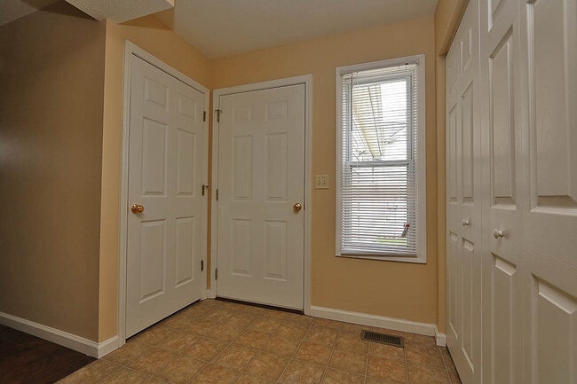 Building Photo - 4 Bedroom House Close to Campus