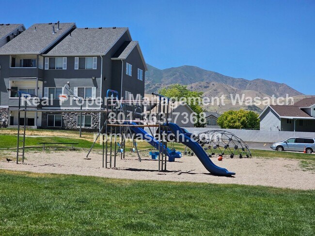 Building Photo - Move In Special!  1/2 Off First Months Rent  Check Out This 3 bed, 2 bath Condo with Hardwood Flo...