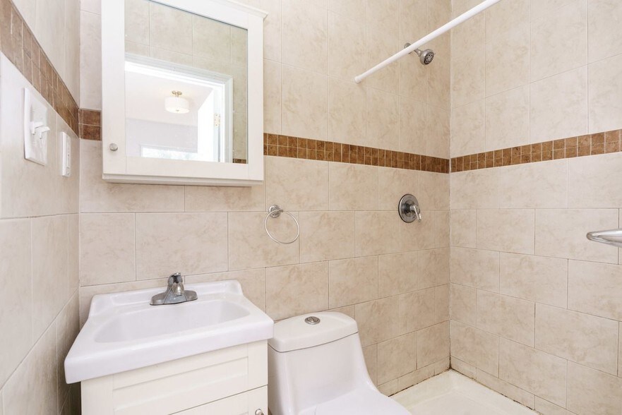 Building Photo - 804 Evergreen Ave