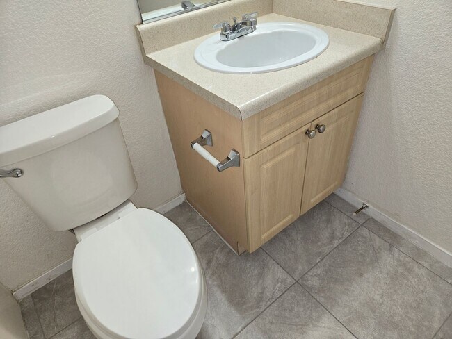 Building Photo - NW Areas. Condo Unit Upstairs