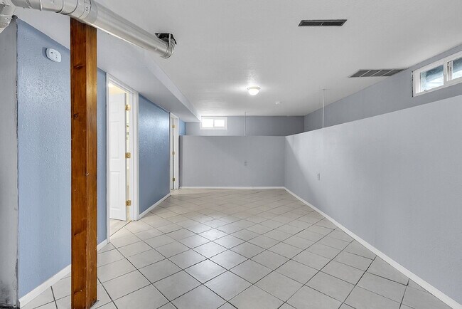 Building Photo - $1,900.00, 3-bed, 2 bath, located in Color...