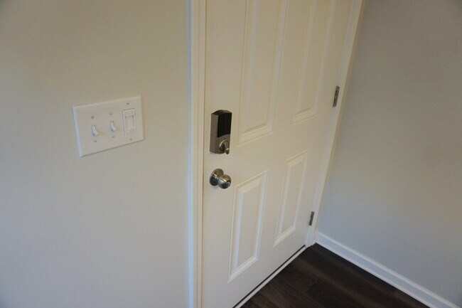 Building Photo - 2221 Silverton Dr