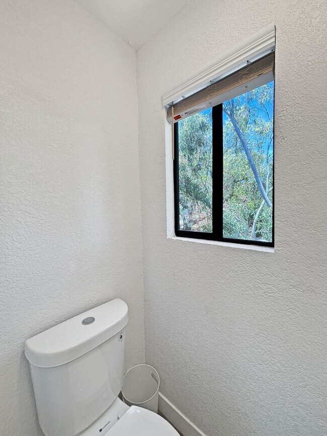 Building Photo - Charming & Spacious 2BD/2.5BA House in Nor...