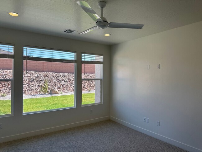 Building Photo - 3 bed plus office / 2.5 bath / 3 car Singl...