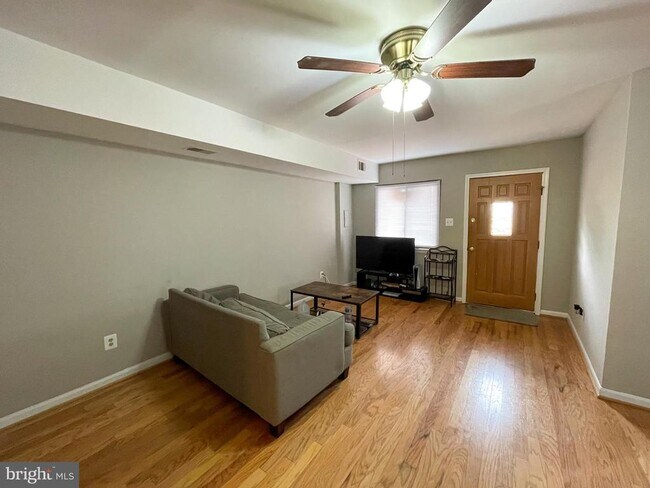 Building Photo - 8413 Alameda Ct