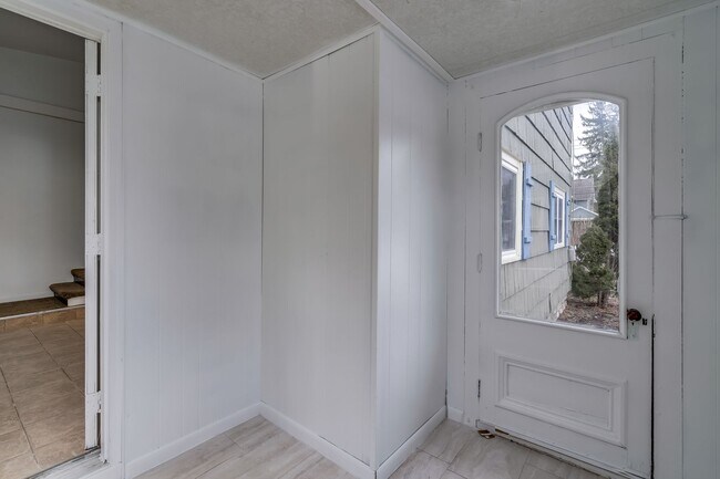 Building Photo - 149 Maple St