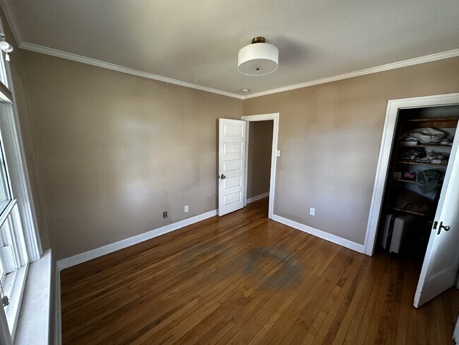 Building Photo - AVAILABLE NOW! "Charming 3-Bedroom Oasis with 2 Full Baths in the Sunset Neighborhood!"