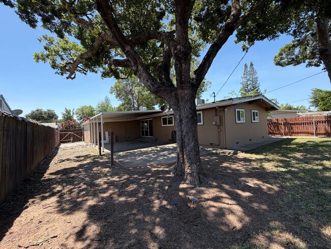 Building Photo - Adorable 3 bedroom 2 bath bungalow in Rosemont