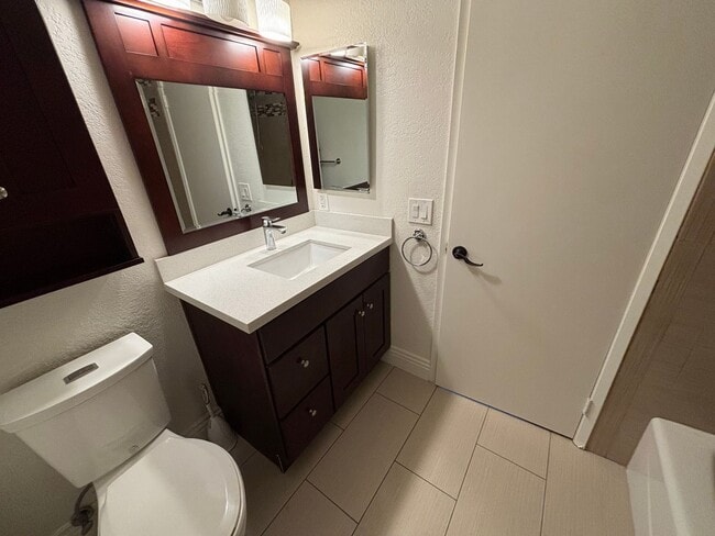 Building Photo - Updated 2 Bedroom home in Fullerton