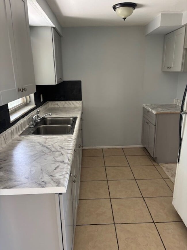 Building Photo - 2/1 available now!