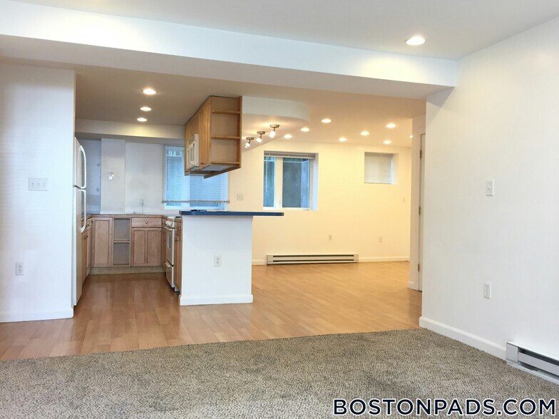 Building Photo - 43 May St