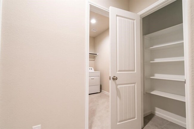 Building Photo - 5502 Pleasant Falls Dr