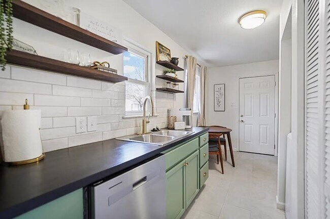 Building Photo - 2412 SW Mission Ave