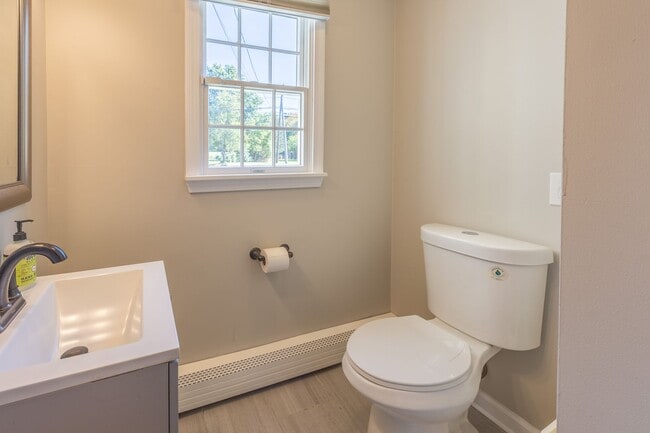 Building Photo - Charming 4 Bedroom Colonial with Updated K...