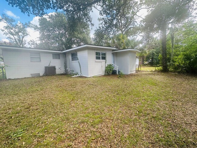 Building Photo - 2558 Spirea St