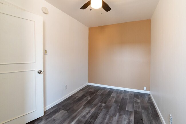 Building Photo - Three Bed Newbold Townhome