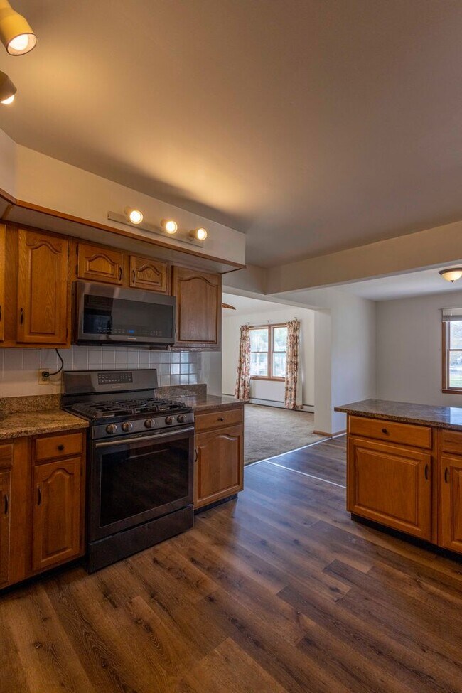 Building Photo - Cozy 4 Bedroom/2 Bathroom Detached Home in...