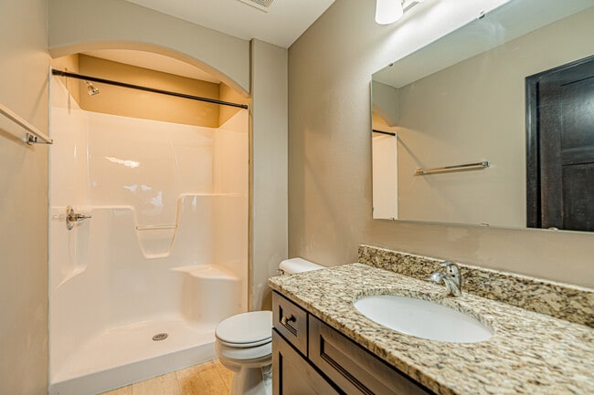 Building Photo - 3717 McKenzie Dr SE