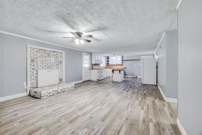 Building Photo - Charming 3-Bedroom 1.5 Bath Cottage-Style Bungalow with Open Floorplan and Kitchen Island