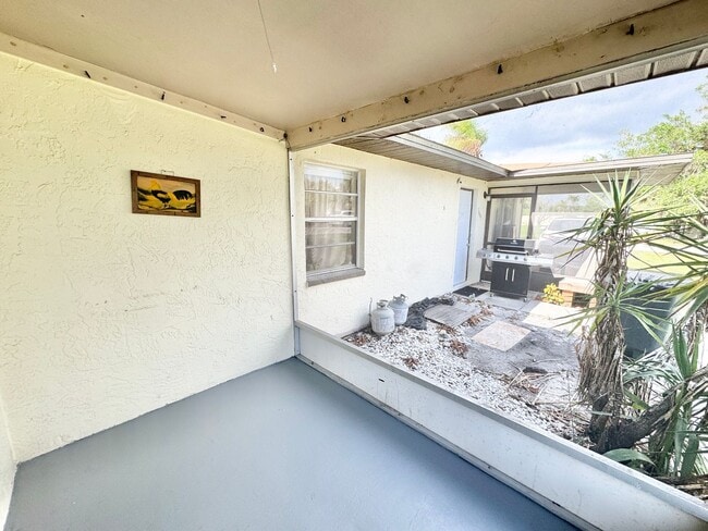 Building Photo - ** BONITA SPRINGS ** 2 BED / 1 BATH ** WES...