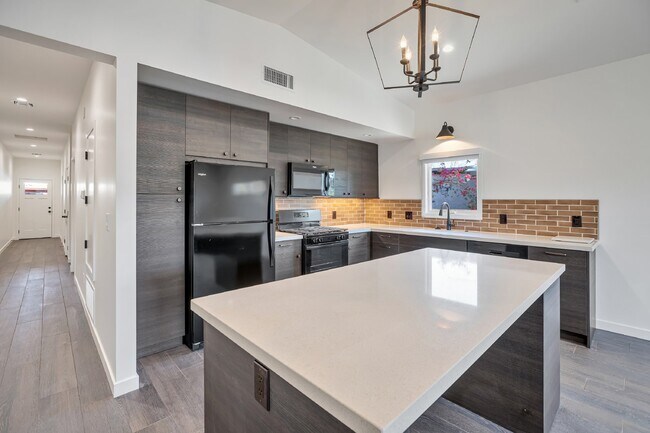 Building Photo - Newer Garfield District Duplex now available!