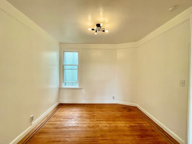 Building Photo - Prime North Beach 3Bed/1Bath with City Vie...