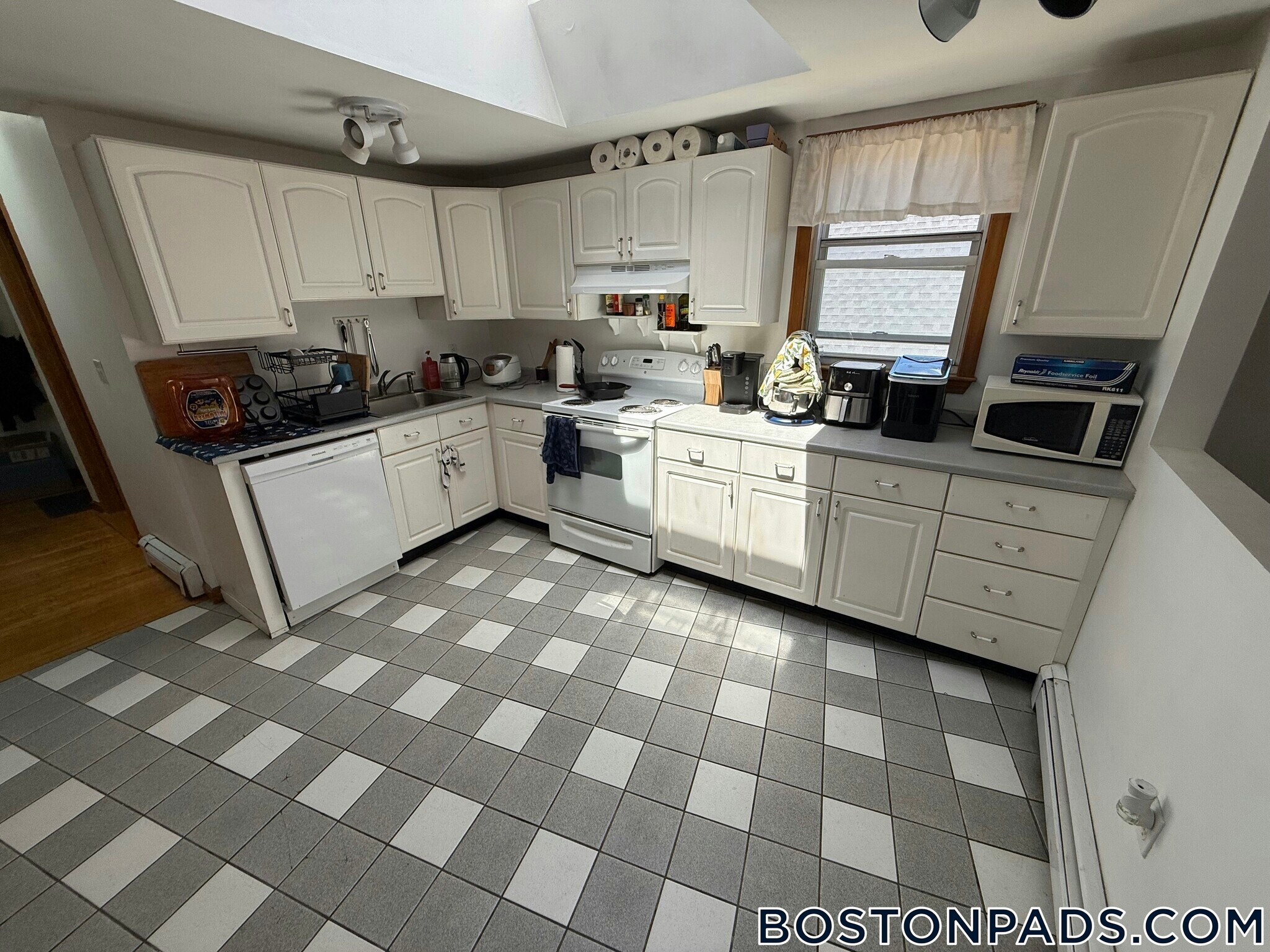 Building Photo - 66 Brooks St