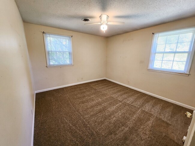 Building Photo - 3 bed 1 bath unit in duplex