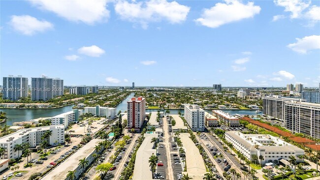 Building Photo - 3140 S Ocean Dr