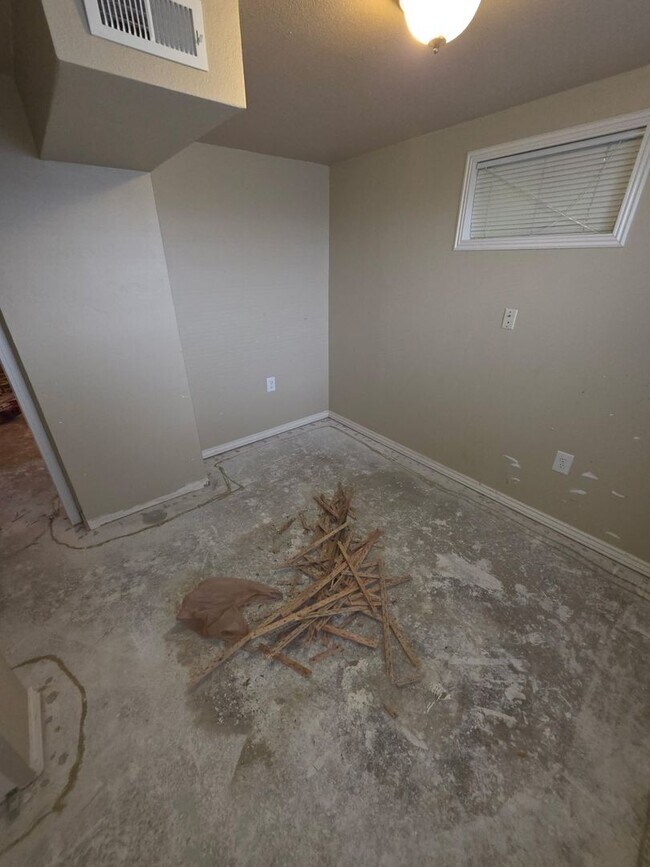 Building Photo - 355 Kurtwood Dr