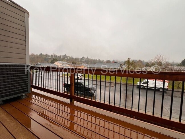 Building Photo - Woodland Townhome with Huge Tandem Garage