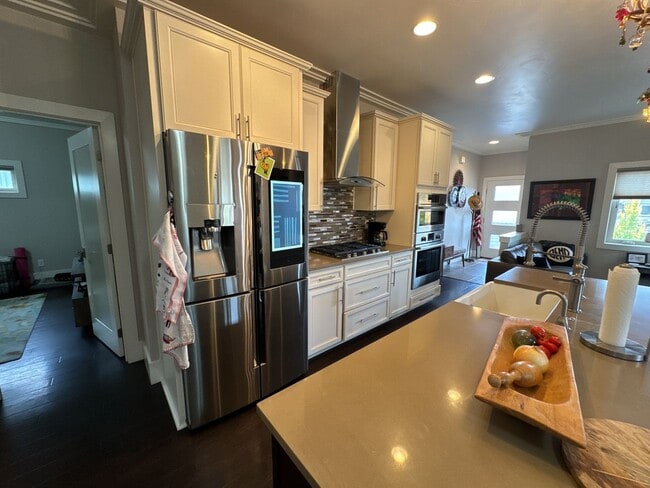 Building Photo - FULLY FURNISHED ALL-INCLUSIVE STUNNING HOM...