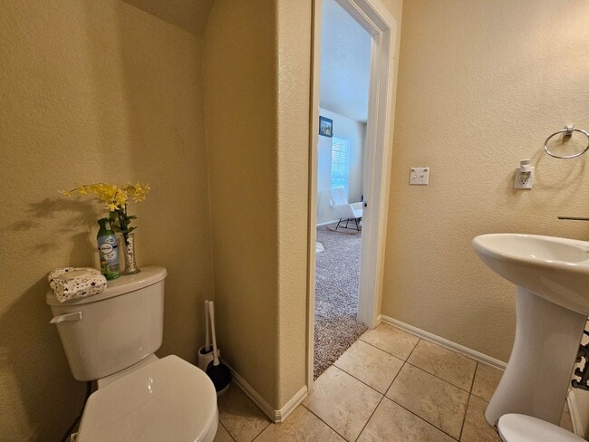 Building Photo - 3 Bed 3 bath house in 80916!