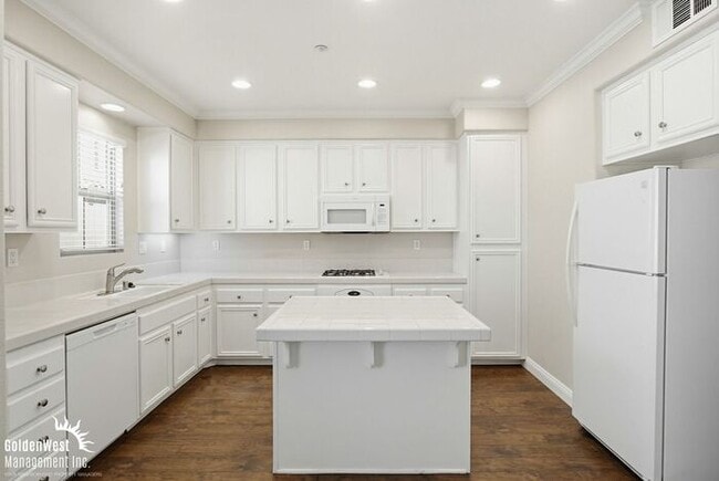 Building Photo - Beautiful 3Bdm 2.5Ba Townhome in a Prime San Marcos Location