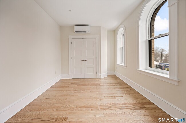 Building Photo - 1355 Main St