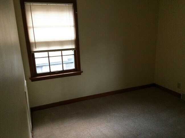 Main Bedroom - 1700 E Menlo Blvd