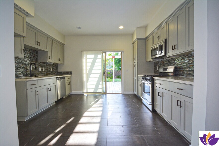 Building Photo - 1093 Avoca Ave