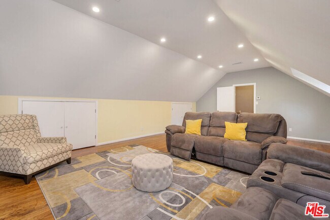 Building Photo - 723 Sierra Dr