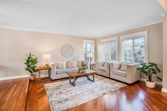Building Photo - Fully remodeled home, Pet friendly with A/...